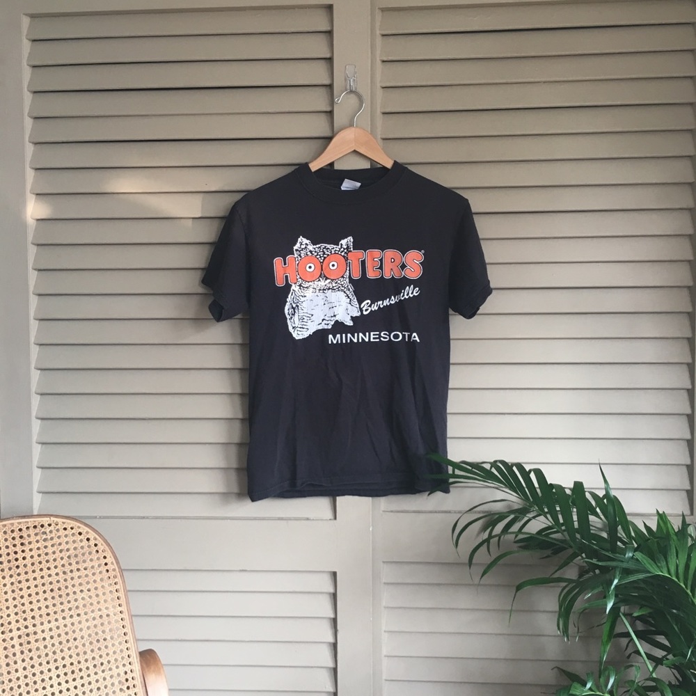 🎈Vintage Hooters Tee